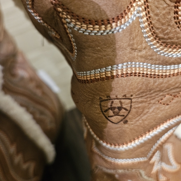 Ariat women's sherpa trimmed leather cowboy boots size 9 - Picture 4 of 7